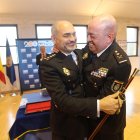 El nuevo comisario de Ponferrada, Roberto Morán, (izquierda) recibe la felicitación del jefe superior de Policía de Castilla y León, Juan Carlos Hernández.