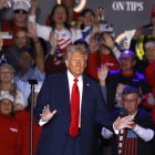 La gente aplaude mientras el presidente de Estados Unidos, Donald J. Trump, sube al podio para hablar en un evento en el Circa Resort y Casino en Las Vegas, Nevada, EE.UU., el 25 de enero de 2025. EFE/EPA/BIZUAYEHU TESFAYE