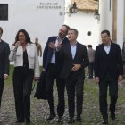 El presidente del PP, Alberto Núñez Feijóo (3d), junto al presidente de la Junta de Andalucía, Juanma Moreno (2d); el alcalde de Córdoba, José María Bellido (d) y la consejera de Inclusión Social, Loles López (2i), a su llegada a la residencia de Mayores Fundación Hospital San Jacinto y Nuestra Señora de los Dolores este lunes en Córdoba y donde ha dicho que el senador del PP y expresidente de la Diputación de Ourense José Manuel Baltar Blanco -condenado por el Tribunal Supremo a 1.800 euros de multa y a un año sin carné por conducir a más de 200 kilómetros por hora en un tramo limitado a 120 en 2023- debe "acatar" y "cumplir" con la sentencia. EFE/Salas
