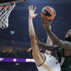 El jugador del Panathinaikos (D) Mathias Lessort en acción contra Walter Tavares, del Real Madrid (I), durante el partido final de la Euroliga de baloncesto entre Real Madrid y Panathinaikos Atenas en Berlín, Alemania. EFE/EPA/RONALD WITTEK