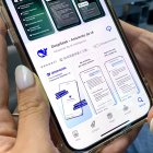 BANGKOK, 28/01/2025.- Una mujer se descarga este martes la aplicación DeepSeek en su teléfono móvil en Bangkok (Tailandia). El principal índice de la Bolsa de Tokio, el Nikkei, bajó un 1,39 % este martes, arrastrado por las empresas del sector de los semiconductores, que cayeron a su vez tras el auge de DeepSeek, la última alternativa china para el desarrollo de la inteligencia artificial (IA), y que está liderando las listas de descargas. EFE/ Brian Bujalance