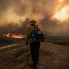 Fotografía de archivo de bomberos trabajando para controlar el incendio de Silverado cerca de Irvine en el condado de Orange, al sur de Los Ángeles, California (EE.UU.). EFE/ETIENNE LAURENT