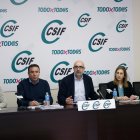 El presidente de CSIF, Miguel Borra (c), informa sobre la decisión del Consejo Sindical en relación a la convocatoria de una jornada de huelga y otras medidas de presión, ante la incertidumbre con Muface, este martes en Madrid.-EFE/ Blanca Millez