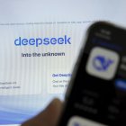 El logo de la startup china DeepSeek en una pantalla de móvil y ordenador.