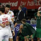 Los croatas Filip Glavas (I) y Marko Mamic tras el partido de cuartos del Mundial de Balonmano jugado en Zagreb, Croacia. EFE/EPA/ANTONIO BAT