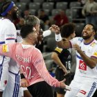 Los jugadores de Francia celebran la victoria tras el partido de cuartos del Mundial de balonmano en Zagreb, Croacia.EFE/EPA/ANTONIO BAT