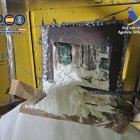 Nueve personas han sido detenidas al decomisar 334 kilogramos de cocaína a una organización criminal que importaba, a través del puerto de Valencia, grandes cantidades de cocaína desde Iberoamérica oculta en maquinaria retroescavadora. EFE/ Servicio de Vigilancia Aduanera de la Agencia Tributaria y de la Policía Nacional //SOLO USO EDITORIAL/SOLO DISPONIBLE PARA ILUSTRAR LA NOTICIA QUE ACOMPAÑA (CRÉDITO OBLIGATORIO)