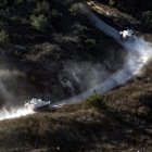 Tropas de las Naciones Unidas patrullan el lado libanés de la frontera con Israel cerca de la aldea de Yaroun, vistos desde el lado israelí de la frontera en el norte de Israel, este martes. EFE/ Atef Safadi