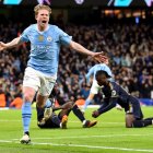 El centrocampista belga del Manchester City, Kevin de Bruyne, (C) festeja un gol ante el Real Madrid en los cuartos de final de la pasada Liga de Campeones. El enfrentamiento se podría volver a repetir en la eliminatoria de acceso a octavos de final de esta Champions. EFE/EPA/PETER POWELL