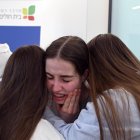 -Un momento del reencuentro de la soldado israelí Agam Berger con su familia en el Hospital Beilinson. El grupo islamista Hamás ha liberado este jueves a tres de los rehenes israelíes que mantenía en Gaza (la civil Arbel Yehud, la soldado Agam Berger y Gadi Moses, de 80 años de edad), así como a cinco ciudadanos tailandeses, a cambio de que Israel deje salir de la cárcel a 110 prisioneros palestinos. EFE/Haim Tzach /GMO SOLO USO EDITORIAL/SOLO DISPONIBLE PARA ILUSTRAR LA NOTICIA QUE ACOMPAÑA (CRÉDITO OBLIGATORIO)