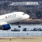Un avión despega del aeropuerto de Washington mientras se rastrea el río Potomac.