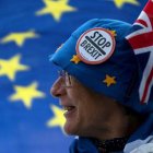 Una manifestante "anti-brexit" durante una movilización frente a las puertas del parlamento británico, en Londres (Reino Unido).