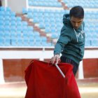 Javier Castaño ayer, durante su entrenamiento ayer en la plaza de toros de León. El torero leonés, en la soledad del ruedo del Parque.