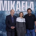 Los actores Natalia Azahara y Antonio Resines y el director de cine Daniel Calparsoro posan durante la presentación de la película 'Mikaela.