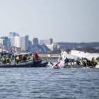 Rescate de los restos del avión accidentado este jueves en Washington.