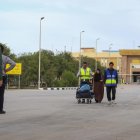 Una mujer palestina atraviesa el paso de Rafah ayudada por asistentes en una imagen de archivo. EFE/ Carles Grau Sivera
