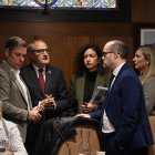 Momento del receso plenario entre los portavoces y concejales de grupo para dejar sobre la mesa la prórroga de la concesión de la ORA