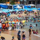 Turistas disfrutan en una playa del balneario de Acapulco en el estado de Guerrero (México). Archivo. EFE/ David Guzmán