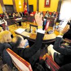 Canuria, Diez, López y Copete escuchan al portavoz del PP.