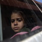 Una niña se prepara para abandonar la Franja de Gaza hacia el cruce de Rafah para recibir tratamiento en el extranjero, en Jan Yunis, en el sur de la Franja de Gaza, el 1 de febrero de 2025. EFE/EPA/HAITHAM IMAD