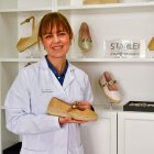 EL EJIDO (ALMERÍA), 01/02/2025.- La diseñadora almeriense Patricia Rosales, impulsora de la marca de alpargatas personalizadas de lujo de fabricación artesanal 'Starlei', muestra una de sus propuestas. EFE / Carlos Barba