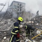 Rescatistas ucranianos trabajan entre los escombros de un edificio residencial alcanzado por un ataque con cohete en Poltava, Ucrania, el 1 de febrero de 2025. EFE/EPA/STATE EMERGENCY SERVICE HANDOUT HANDOUT EDITORIAL USE ONLY/NO SALES