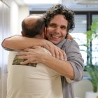 El exrehén israelí-francés Ofer Calderón (d), durante su encuentro con su hermano, Nissan Calderón, en el hospital miliar Sheba-Tel Ha Shomer en la ciudad israel de Ramat Gan este sábado. EFE/ Portavoz de las FDI / ***SOLO USO EDITORIAL/SOLO DISPONIBLE PARA ILUSTRAR LA NOTICIA QUE ACOMPAÑA
