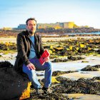 Agustín Martínez, con su libro en uno de los escenarios por los que transcurre la trama de ‘El esplendor’.