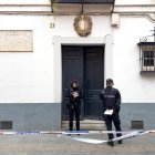 Un matrimonio de ancianos ha fallecido este domingo por inhalación de humo en una vivienda de la calle Mateos Gago de Sevilla, en el centro de la ciudad, según han informado a EFE fuentes de la investigación. EFE/ David Arjona