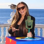 La ganadora del Benidorm Fest 2025, Melody, posa con su trofeo este domingo en Benidorm.