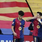 El delantero polaco del FC Barcelona Robert Lewandowski (d) celebra tras anotar un gol, durante el partido de LaLiga entre el FC Barcelona y el Alavés este domingo en el Estadio Olímpico de Montjuic en Barcelona. EFE/ Toni Albir
