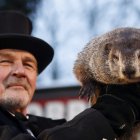 Fotografía de archivo del 2 de febrero de 2017 de un miembro del Club de la Marmota sostieniendo a la marmota Phil, el animal meteorólogo más famoso del mundo.