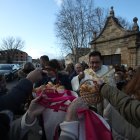 Decenas de personas se reunieron frente al Santuario de las Angustias para que el párroco bendijera sus panes.
