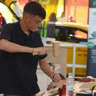 Un alumno de un ciclo de madera en los campeonatos de la FP.