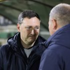 Raúl Llona dialoga con Ángel Viadero, entrenador del Sestao River, en Las Llanas.
