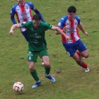 Albertín controla el balón ante un jugador del Atlético Tordesillas.