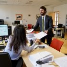 El portavoz de Vox en las Cortes de Castilla y León, Juan García-Gallardo, presenta su dimisión en el registro de las Cortes