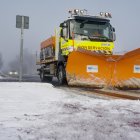 Dificultades para circular por la carretera AV-110 por el hielo y la nieve caída durante la madrugada en la localidad abulense de Martiherrero a unos 12 kilómetros de la capital. EFE/Raúl Sanchidrián