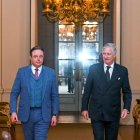 El nuevo Primer Ministro de Bélgica, Bart De Wever (I), camina con el Rey Felipe de Bélgica antes de la ceremonia de toma de posesión de los nuevos ministros del gobierno en el Palacio Real de Bruselas, Bélgica, 03 de febrero de 2025. El líder de la Alianza Nueva Flamenca (N-VA), Bart De Wever, ha sido investido como el nuevo primer ministro de Bélgica. (Bélgica, Bruselas) EFE/EPA/FREDERIC ANDRIEU/POOL