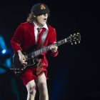 El guitarrista del grupo de rock australiano AC/DC, Angus Young, durante el concierto de su gira mundial Rock od Bust en el estadio de La Cartuja, en Sevilla en 2016.