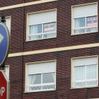 Una vivienda con el cartel de se alquila para llamar la atención a los viandantes.