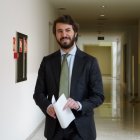 El portavoz de Vox en las Cortes de Castilla y León, Juan García-Gallardo, presenta su dimisión en el registro de las Cortes