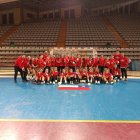 Las jugadoras chilenas posan junto a los organizadores en el Palacio de Deportes.