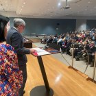 Acto de entregas de insignias a funcionarios públicos por sus años de servicio.