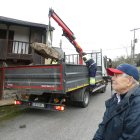 Teófilo Morán observa el traslado del sarcófago de piedra negra desde su casa de El Carril.
