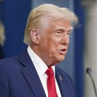 Fotografía del 30 de enero de 2025 del presidente de Estados Unidos, Donald Trump, hablando durante una rueda de prensa en la Casa Blanca en Washington (Estados Unidos). EFE/Will Oliver
