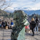 Una de las ocho estatuillas del galardón de los premios Goya a gran tamaño colocada en el mirador de San Nicolás en Granada.
