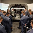 Los futuros sargentos, en el simulador de vuelo.