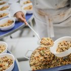 Imagen de archivo de raciones de comida. EFE/André Coelho