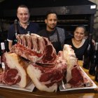 El Viejo Galeón es toda una referencia de la buena mesa con su amplia y sabrosa oferta culinaria. En la foto superior Roberto Fernández, Keury Yanluis y Rosanna Fernández.